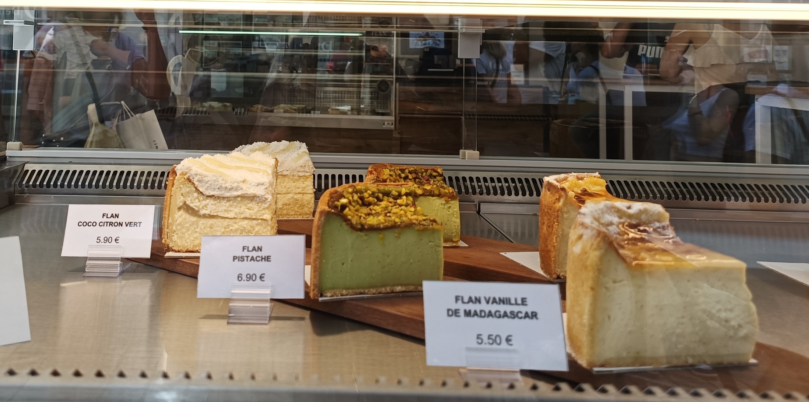 Dans la vitrine, des parts de flan qui représentent un quart d'un flan complet, avec des parfums différents : coco citron vert, pistache, vanille de Madagascar. Pas encore goûté. 